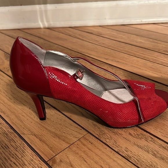 TROTTERS peeptoe heels, size 6.5 - Picture 3 of 9